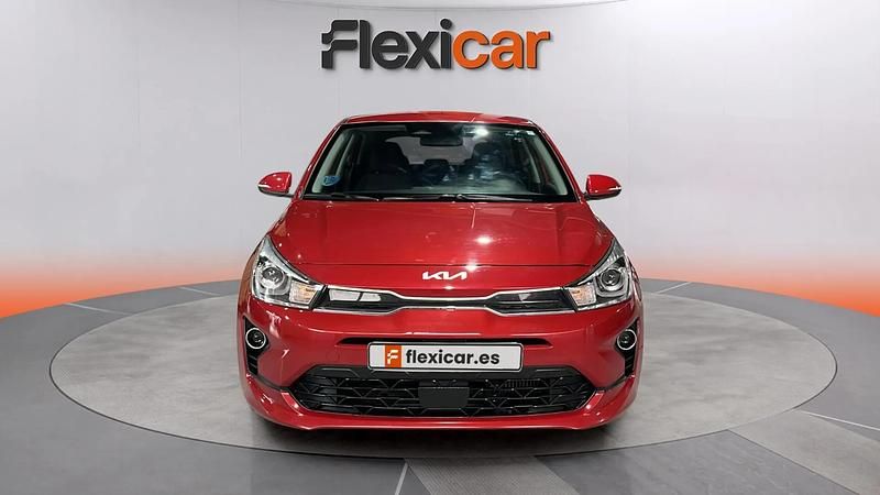 Usado Kia Rio 101 CV (74 kW) 2022 Rojo Berlina