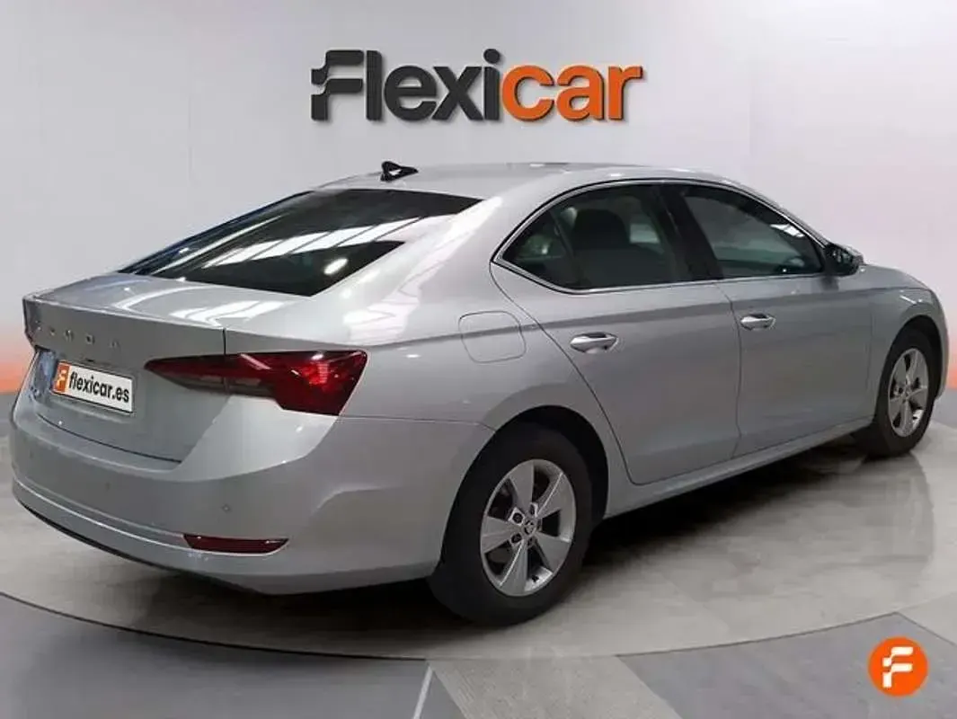 Usado Skoda Octavia Ambition 116 CV (85 kW) 2022 Gris Utilitario