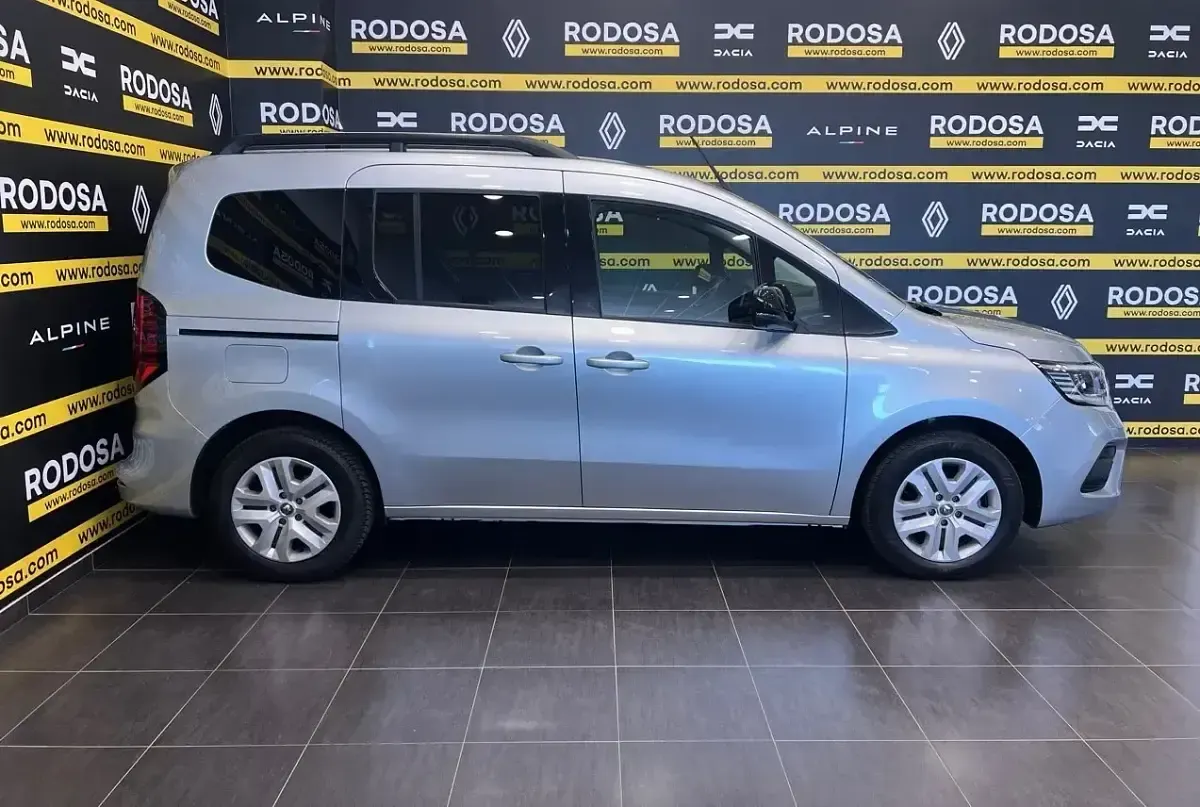 Usado Renault Kangoo Zen 95 CV (69 kW) 2022 Gris Monovolumen
