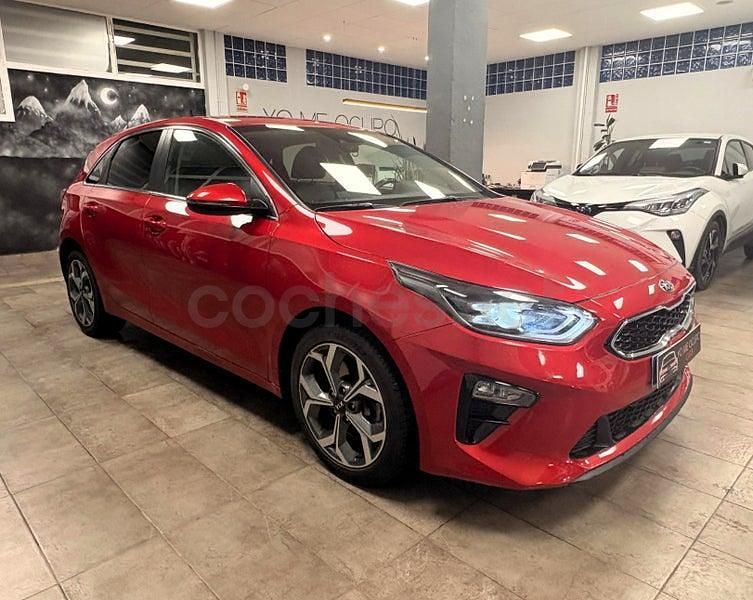 Usado Kia Ceed 160 CV (117 kW) 2022 Granate Utilitario
