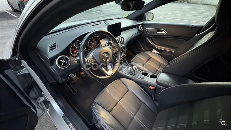 Usado Mercedes CLA180 122 CV (89 kW) 2017 Gris / plata Berlina