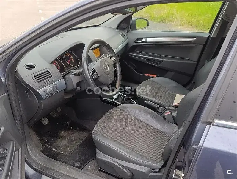 Usado Opel Astra Selective 110 CV (80 kW) 2010 Gris / plata Familiar