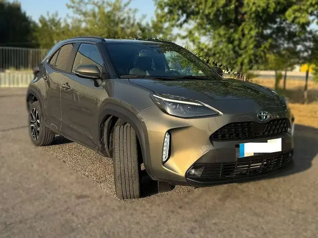 Usado Toyota Yaris Hybrid Active 92 CV (67 kW) 2024 Marrón Berlina