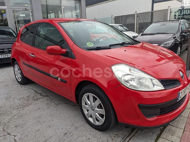 Rojo Usado 2008 Renault Clio II Dynamique Berlina | 4490 € (Precio justo) - Imagen 1/4