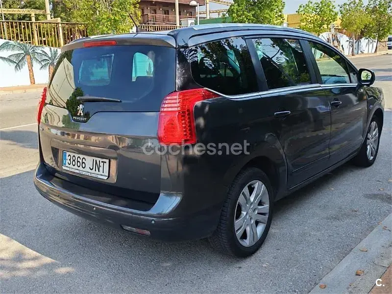 Usado Peugeot 5008 Style 120 CV (88 kW) 2016 Gris / plata Monovolumen