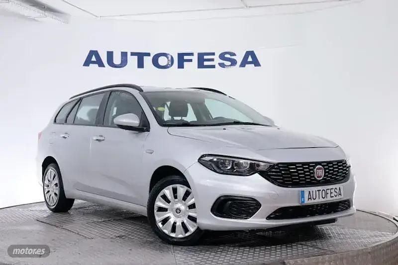 Usado Fiat Tipo Easy 95 CV (69 kW) 2017 Plateado Familiar