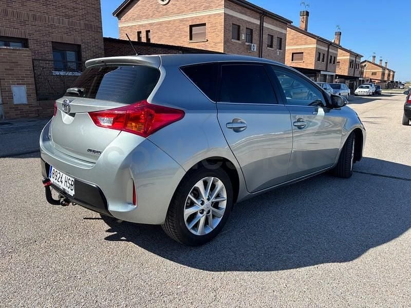 Usado Toyota Auris Active 90 CV (66 kW) 2013 Gris / plata Berlina