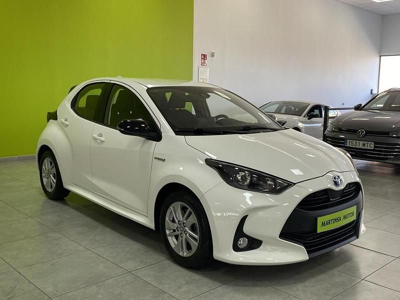 Usado Toyota Yaris Hybrid Active 116 CV (85 kW) 2020 Blanco Berlina