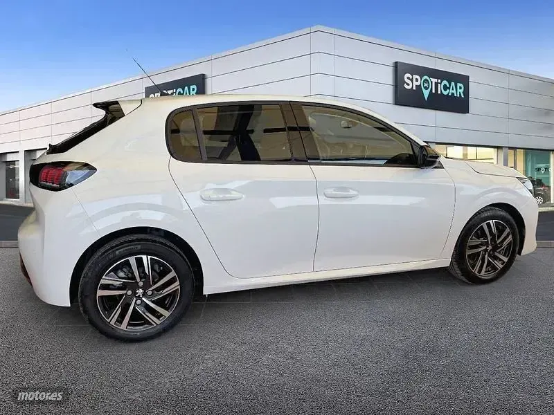 Usado Peugeot 208 Allure 100 CV (73 kW) 2023 Blanco Utilitario