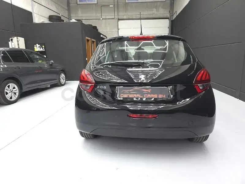 Usado Peugeot 208 GT-line 110 CV (80 kW) 2018 Negro Utilitario