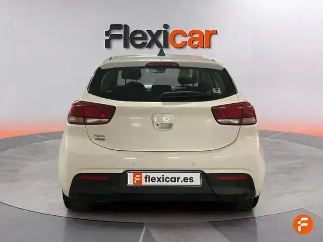 Usado Kia Rio 100 CV (73 kW) 2023 Blanco