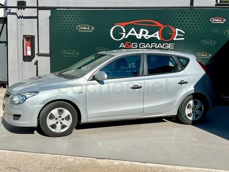 Usado Hyundai i30 Comfort 90 CV (66 kW) 2011 Gris / plata Berlina