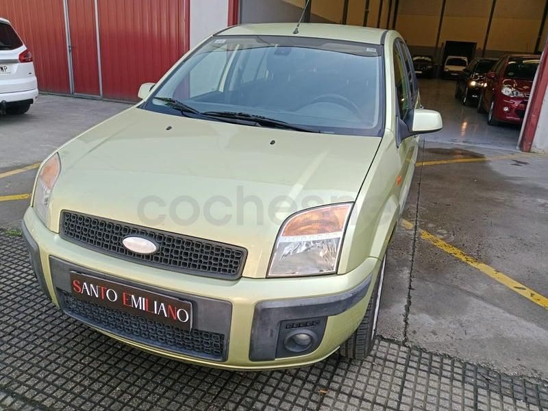 Usado Ford Fusion Trend 80 CV (58 kW) 2006 Beige Utilitario