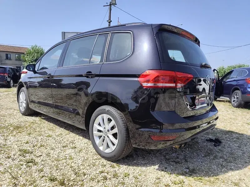 Usado VW Touran Advance 150 CV (110 kW) 2017 Negro Monovolumen