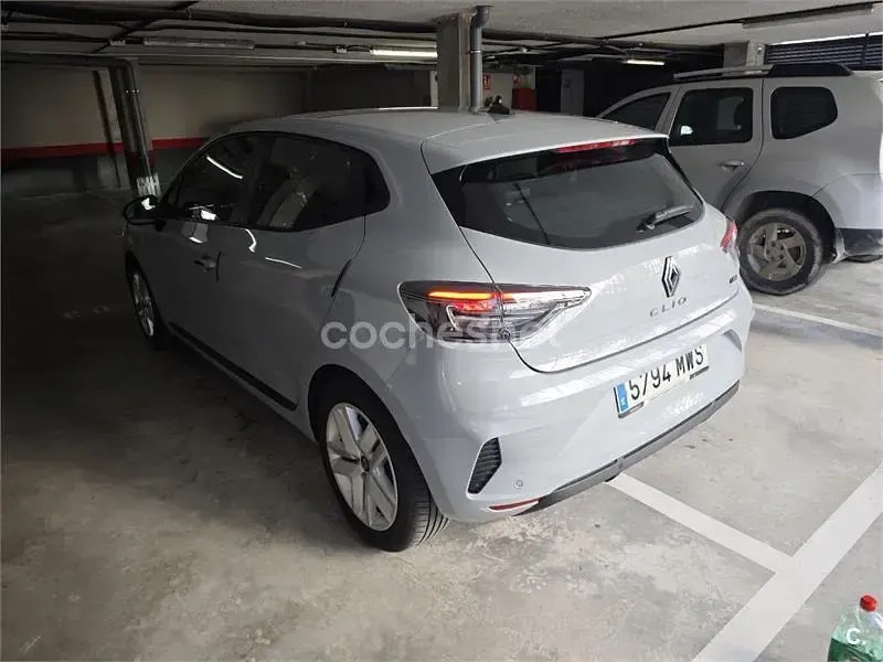 Usado Renault Clio V Techno 143 CV (105 kW) 2024 Gris / plata Berlina