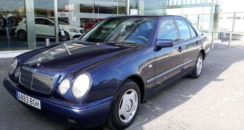 Usado Mercedes E270 170 CV (125 kW) 1999 Azul Berlina