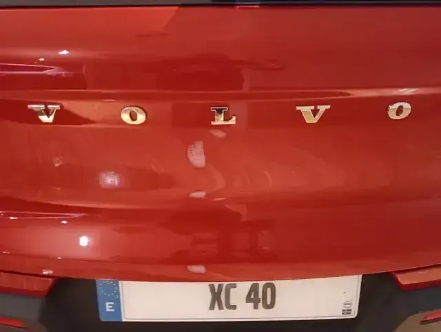 Usado Volvo XC40 Plus 163 CV (119 kW) 2024 Rojo SUV