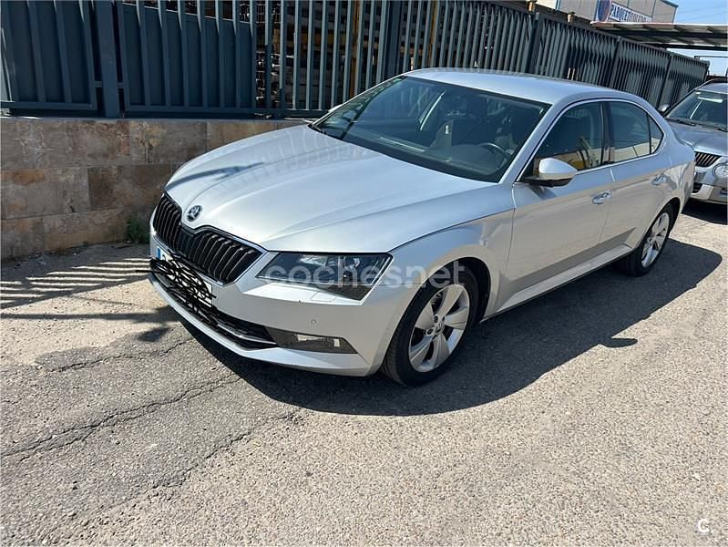 Gris / plata Usado 2015 Skoda Superb Ambition Berlina | 11.000 € (Caro) - Imagen 1/2