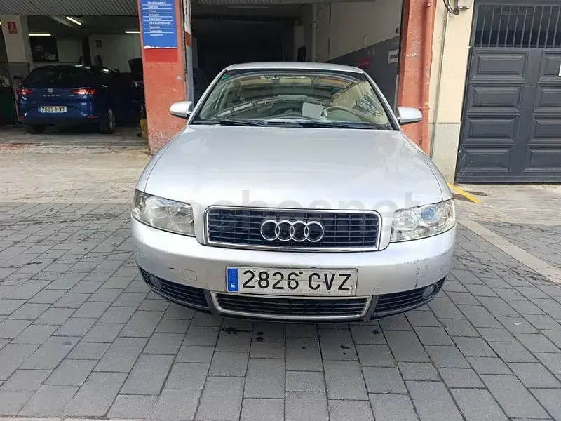 Usado Audi A4 130 HP (95 kW) 2004 Cinzento Sedan