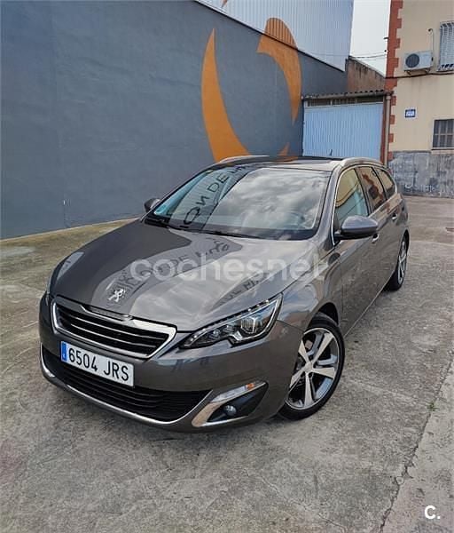 Usado Peugeot 308 SW Allure 130 CV (95 kW) 2016 Gris / plata Familiar