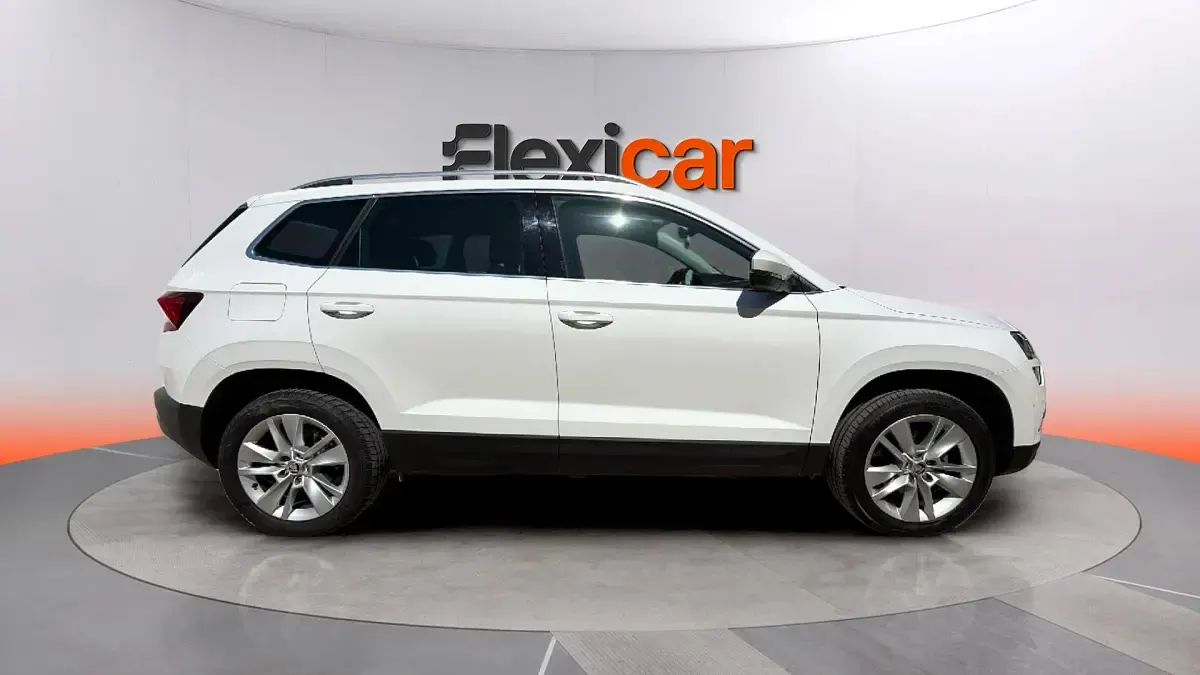 Usado Skoda Karoq Ambition 110 CV (80 kW) 2021 Blanco SUV