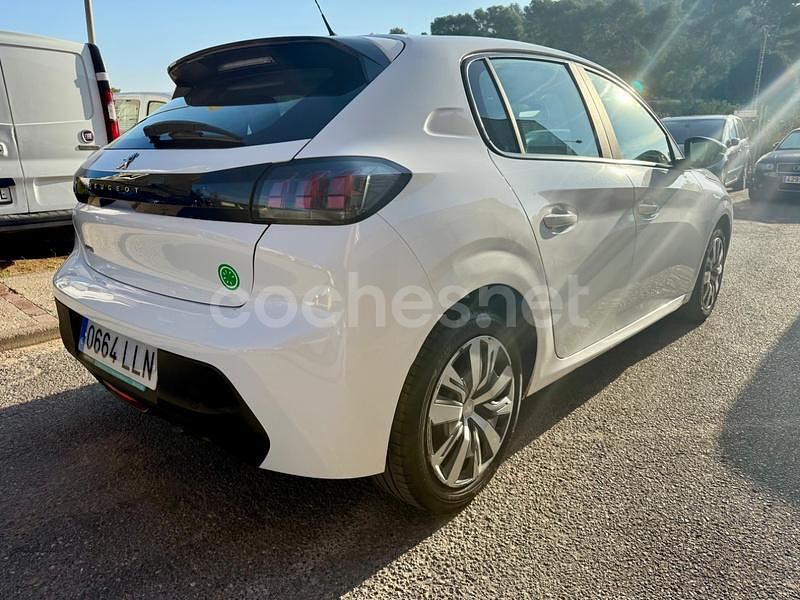Usado Peugeot 208 Allure 100 CV (73 kW) 2021 Blanco Utilitario