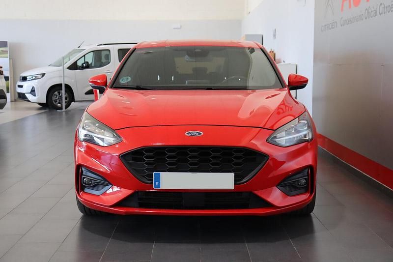 Usado Ford Focus ST-Line 125 CV (91 kW) 2019 Rojo Utilitario
