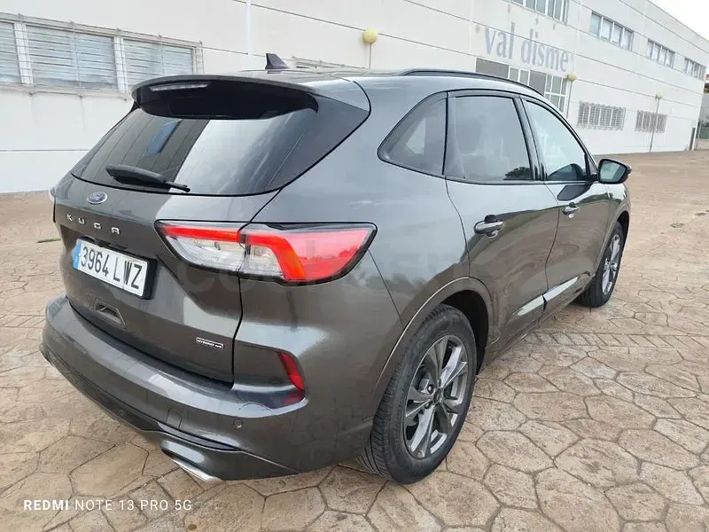 Usado Ford Kuga ST-Line X 190 CV (139 kW) 2022 Gris / plata SUV
