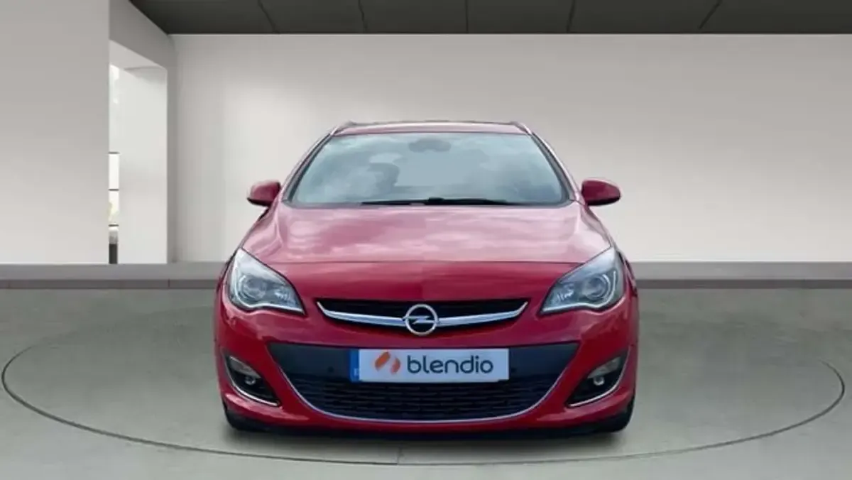 Usado Opel Astra Excellence 136 CV (100 kW) 2015 Rojo Utilitario