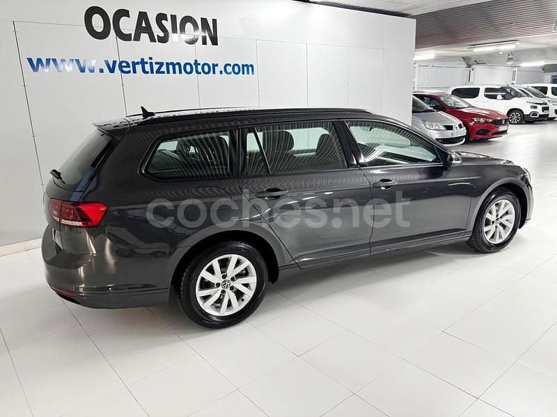 Usado VW Passat 122 CV (89 kW) 2021 Gris / plata Familiar