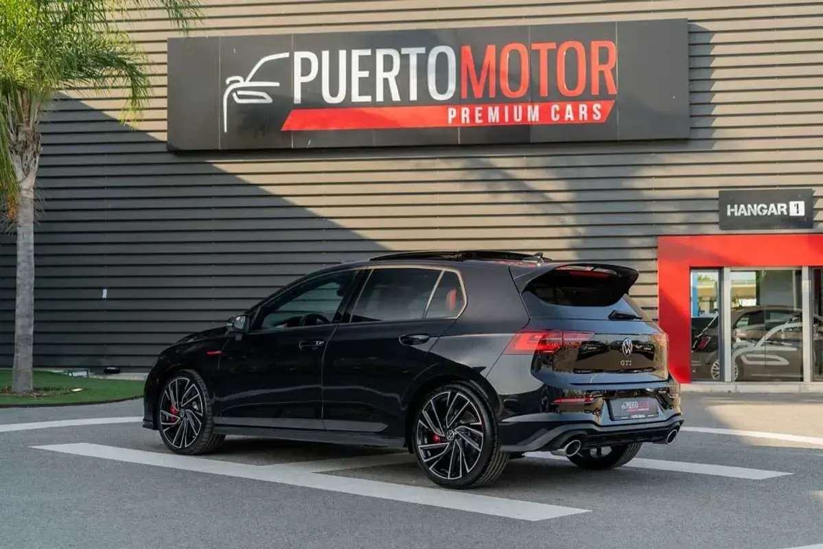 Usado VW Golf VIII GTI 300 CV (220 kW) 2022 Negro Utilitario