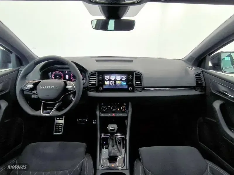 Usado Skoda Karoq SportLine 150 CV (110 kW) 2025 Gris / plateado SUV