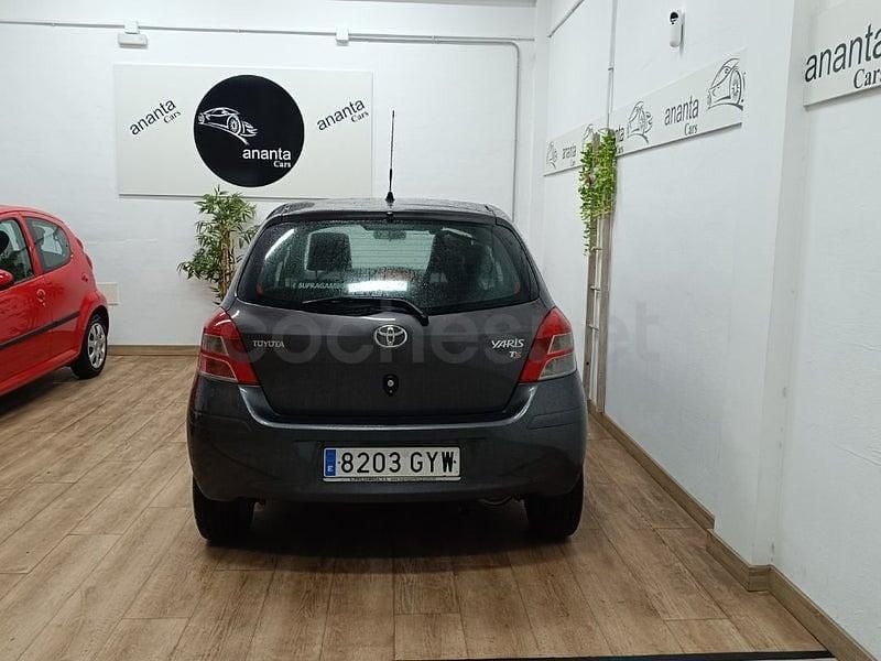 Usado Toyota Yaris Connect Style 101 CV (74 kW) 2010 Gris / plata Utilitario