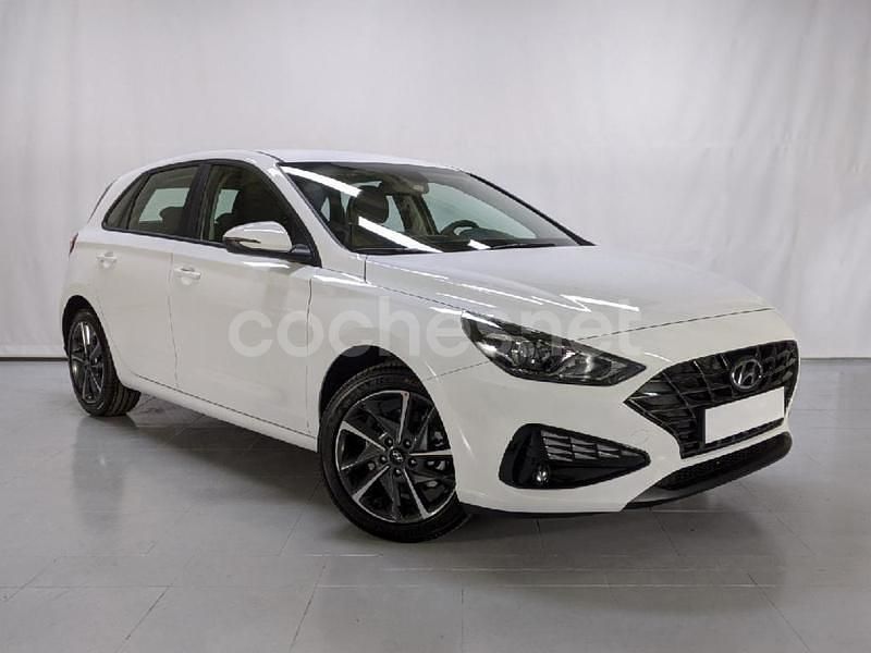 Blanco Usado 2024 Hyundai i30 Berlina | 20.690 € (Un poco caro) - Imagen 1/4