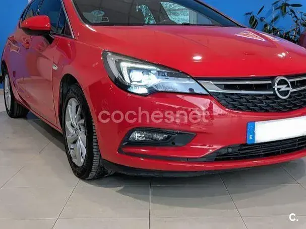 Usado Opel Astra Dynamic 136 CV (100 kW) 2019 Rojo Berlina