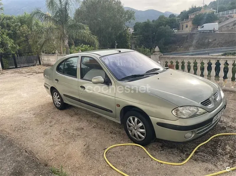 Usado Renault Mégane Authentique 95 CV (69 kW) 2001 Verde Berlina