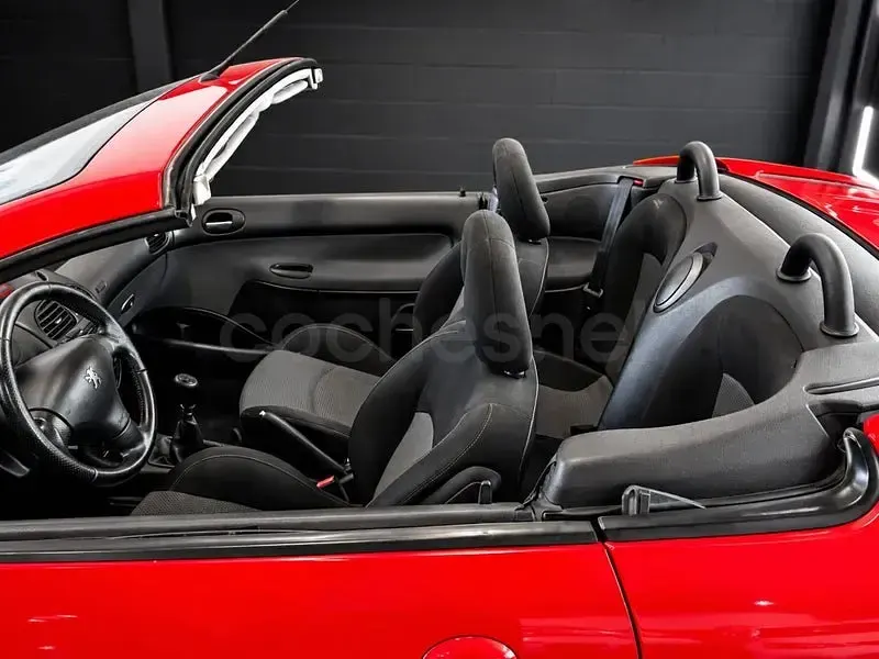Usado Peugeot 206 138 CV (101 kW) 2003 Rojo Descapotable