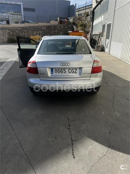 Usado Audi A4 130 CV (95 kW) 2003 Gris / plata Berlina