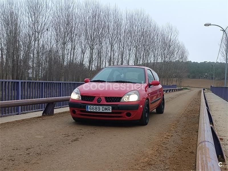 Usado Renault Clio II Extreme 110 CV (80 kW) 2005 Rojo Berlina