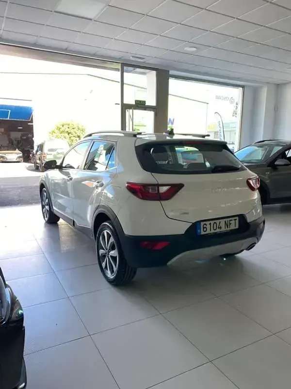 Usado Kia Stonic 101 CV (74 kW) 2025 Blanco SUV