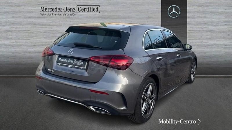 Usado Mercedes A180 AMG line 116 CV (85 kW) 2024 Gris montaña Berlina