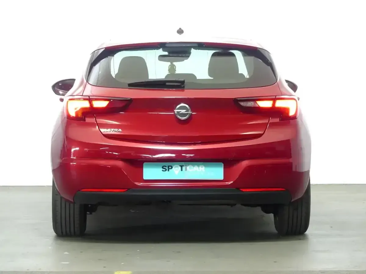 Usado Opel Astra Edition 110 CV (80 kW) 2021 Rojo Utilitario