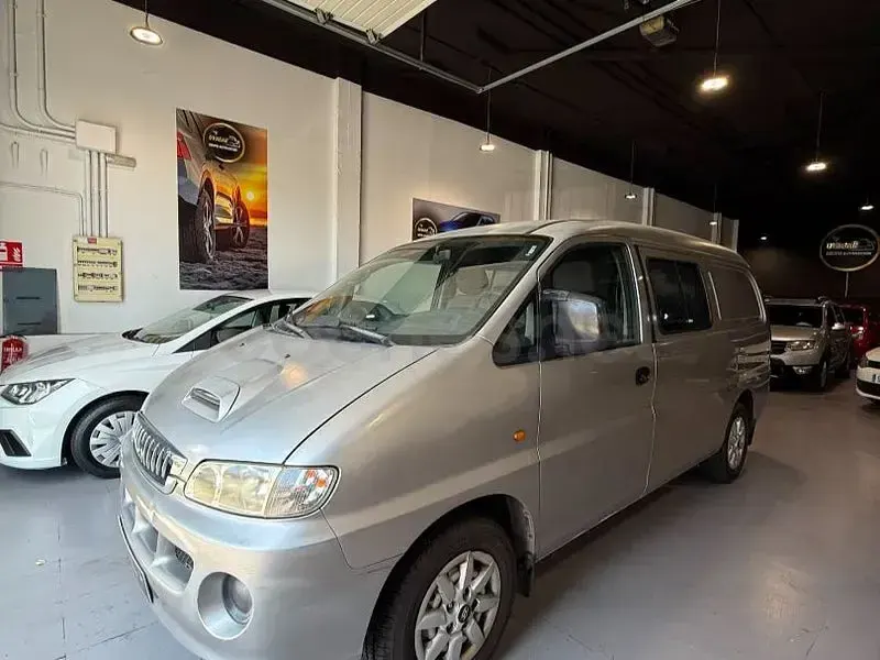 Usado Hyundai H-1 140 CV (102 kW) 2005 Gris / plata Monovolumen