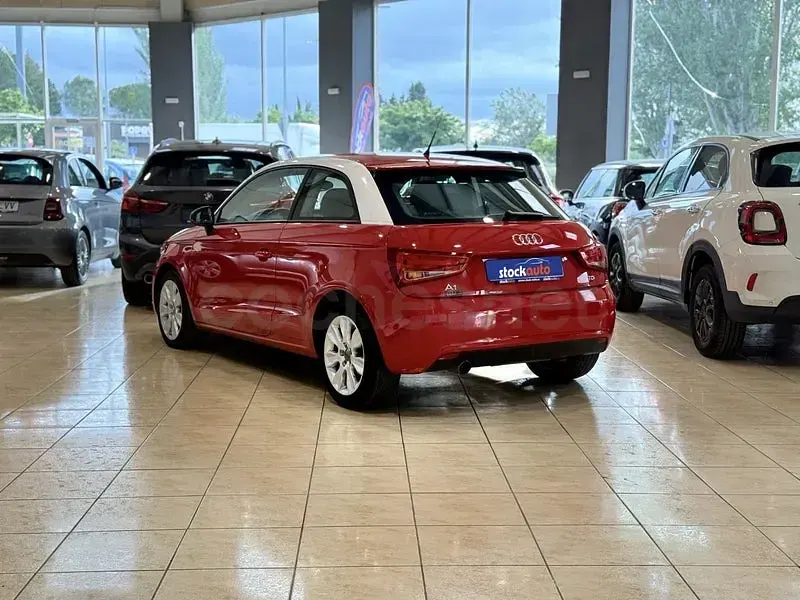 Usado Audi A1 Attraction 90 CV (66 kW) 2013 Rojo Utilitario