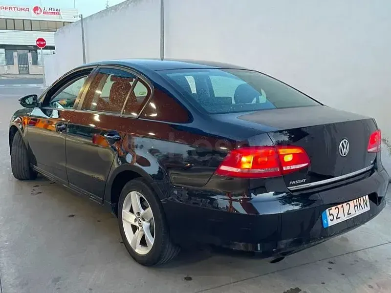 Usado VW Passat 105 CV (77 kW) 2013 Negro Berlina