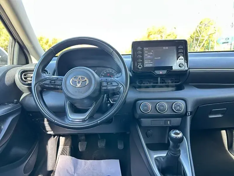 Usado Toyota Yaris Business Edition 69 CV (50 kW) 2022 Blanco Utilitario