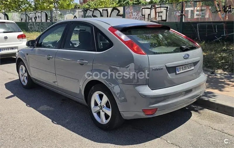 Usado Ford Focus Trend 100 CV (73 kW) 2005 Gris / plata Berlina