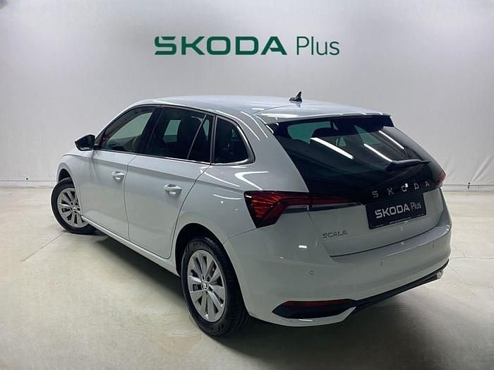 Usado Skoda Scala Selection 115 CV (84 kW) 2024 Blanco Utilitario
