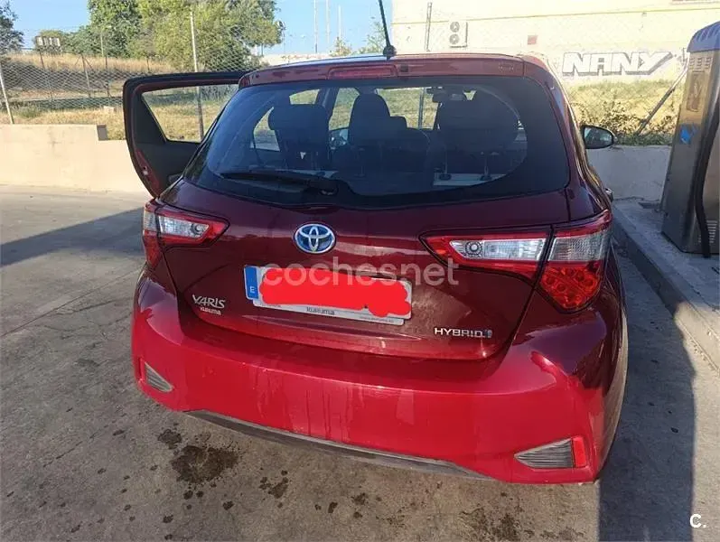 Usado Toyota Yaris Hybrid Active 100 CV (73 kW) 2018 Rojo Berlina