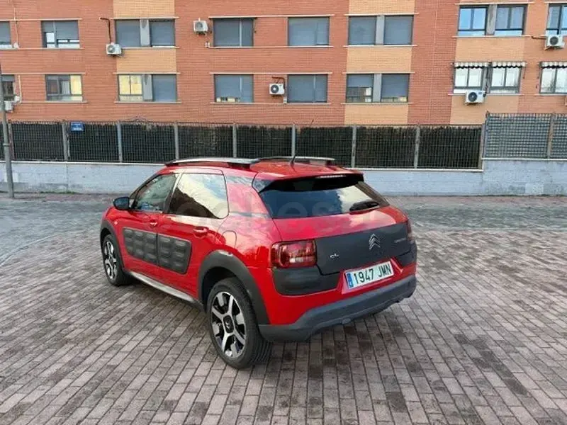 Usado Citroën C4 Shine 100 CV (73 kW) 2016 Rojo Berlina